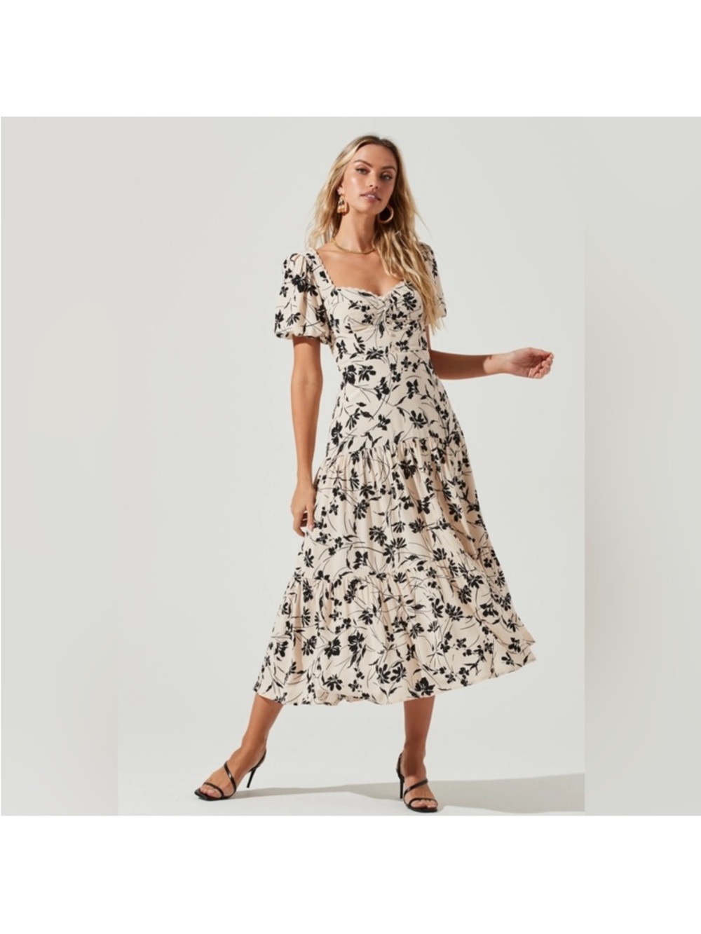 ASTR Floral Puff-Sleeve Flowy Maxi Dress in Beige and Black - XS